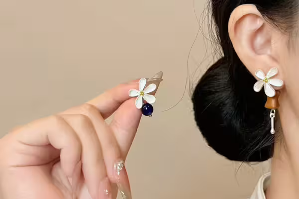 撞色復古小花&times;不對稱後掛式吊墜耳環