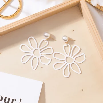 珍珠鏤空大花瓣&times;吊墜耳環&times;潔白