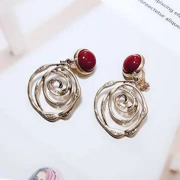 鏤空玫瑰圓珠×軟墊三角耳夾