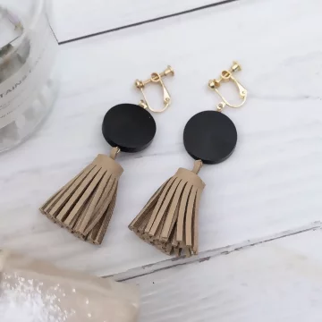 麂皮流蘇黑色圓木&times;螺旋耳夾