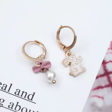 少女粉領小兔子&times;不對稱吊墜耳扣