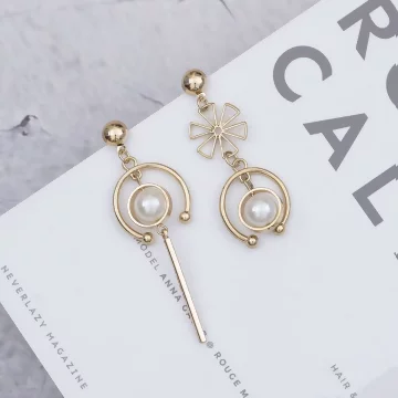 大U環小花珍珠&times;不對稱吊墜耳環