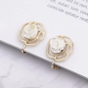 立體白玫瑰&times;螺旋耳夾