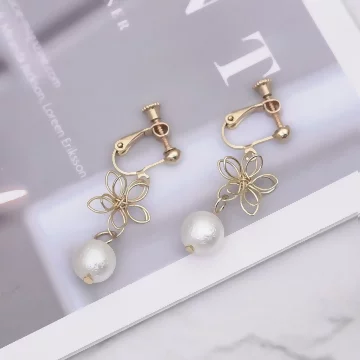 鏤空線條花朵珍珠&times;螺旋耳夾