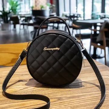 圓形字母菱格壓線×可調皮革背帶×斜背包×酷黑