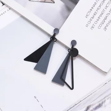 霧霾藍黑木頭三角×不對稱三角耳夾