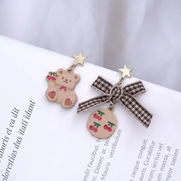 小熊愛吃櫻桃&times;不對稱吊墜耳環 