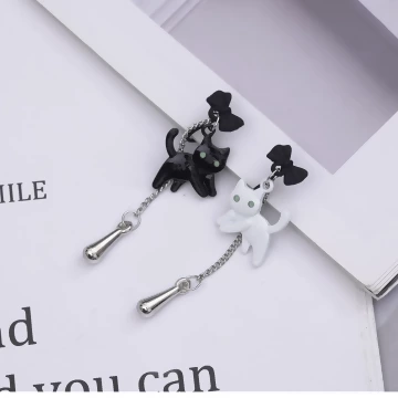 黑白雙貓&times;不對稱蚊香盤U型耳夾