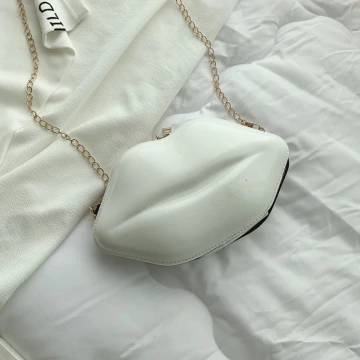 KISS硬殼嘴唇包&times;斜背包&times;白色