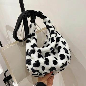 乳牛絨毛水餃包×斜背包