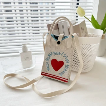 字母繞紅愛心&times;針織&times;斜背包