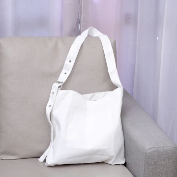 個性素面帆布皮帶扣&times;斜背包&times;白色