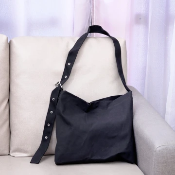 個性素面帆布皮帶扣×斜背包×黑色