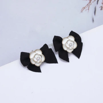 黑色領結山茶花×吊墜耳環