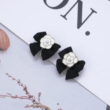 黑色領結山茶花&times;蚊香盤U型耳夾