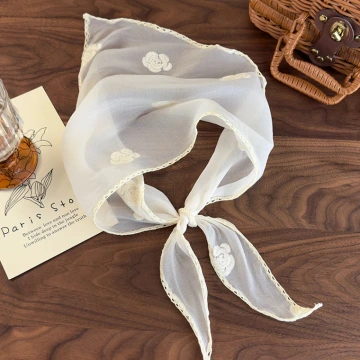 薄紗白玫瑰&times;三角頭巾