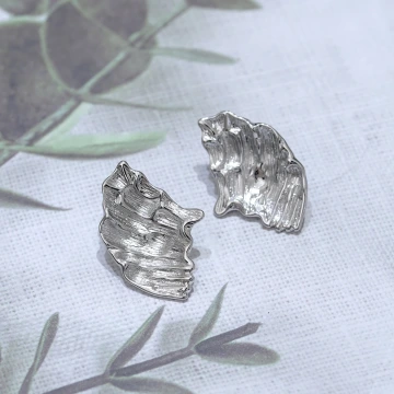 不規則皺褶理肌&times;耳環