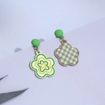 綠格小花×不對稱吊墜耳環