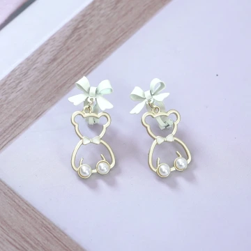 白蝴蝶結小熊輪廓珍珠&times;三角耳夾