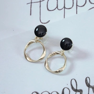 黑圓圈不規則外框&times;三角耳夾