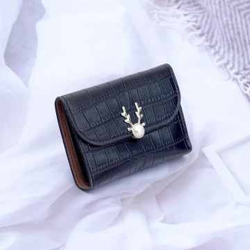 小鹿珍珠鱷魚紋皮革×三折短皮夾×黑色