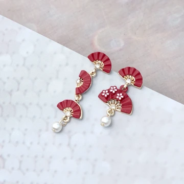 梅映紅扇&times;不對稱吊墜耳環