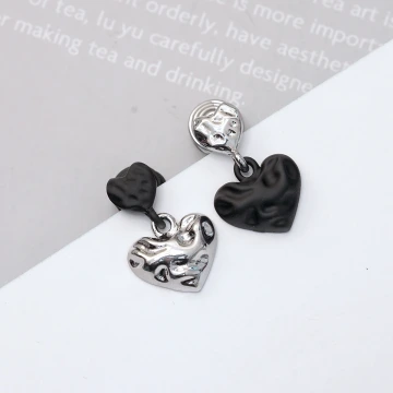 銀黑撞色愛心&times;不對稱蚊香盤U型耳夾