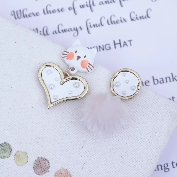 小白貓愛心鑲珍珠毛球×不對稱吊墜耳環