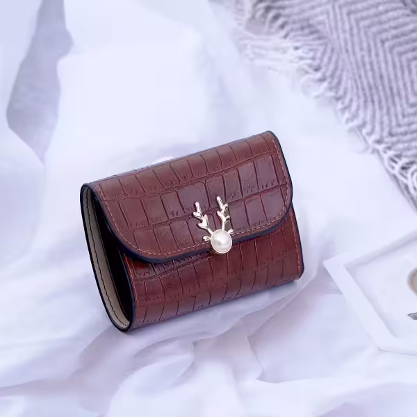 小鹿珍珠鱷魚紋皮革×三折短皮夾×棕咖