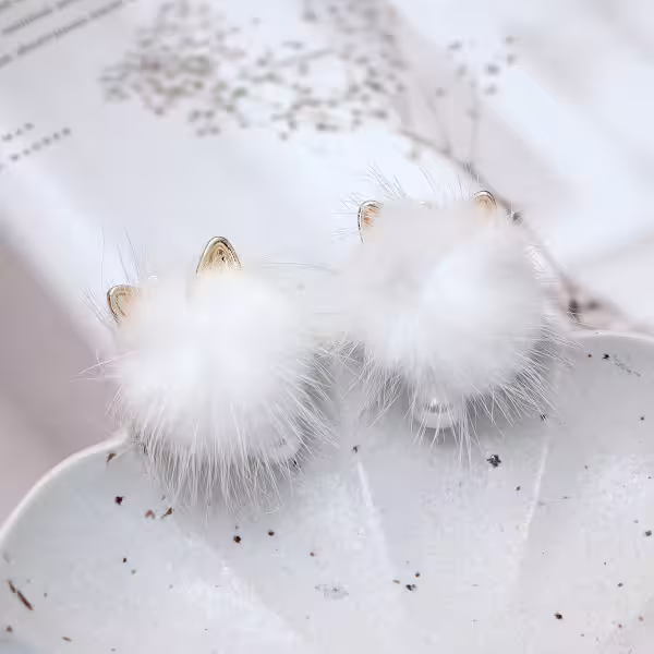 毛絨絨小白貓&times;蚊香盤U型耳夾