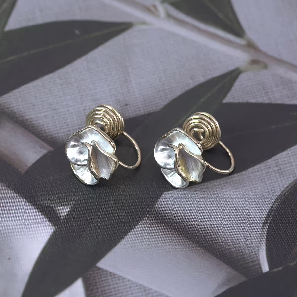 純白山茶花×不對稱蚊香盤U型耳夾-第6張