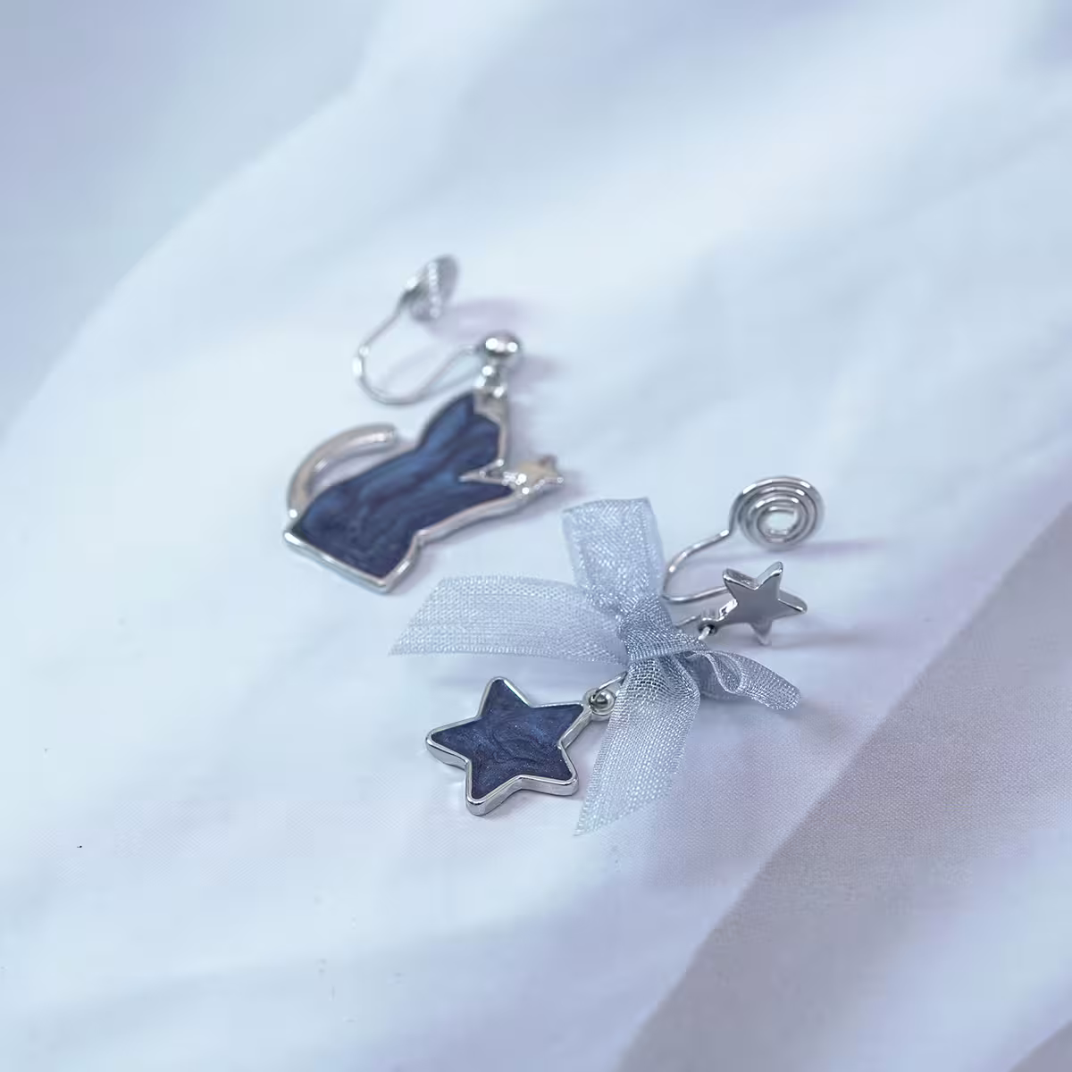 炫藍貓咪蝴蝶結星星×不對稱蚊香盤U型耳夾-第2張