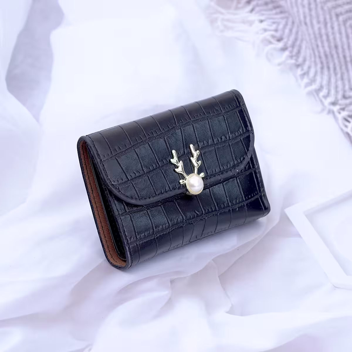 小鹿珍珠鱷魚紋皮革×三折短皮夾×黑色-第1張