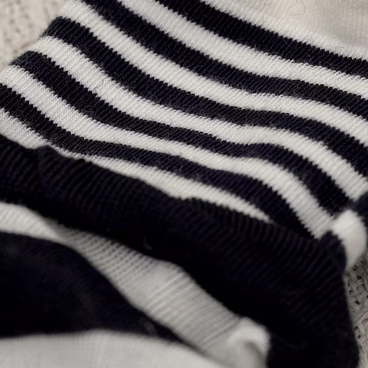 雙層條紋假兩件&times;中筒襪&times;黑白-第4張