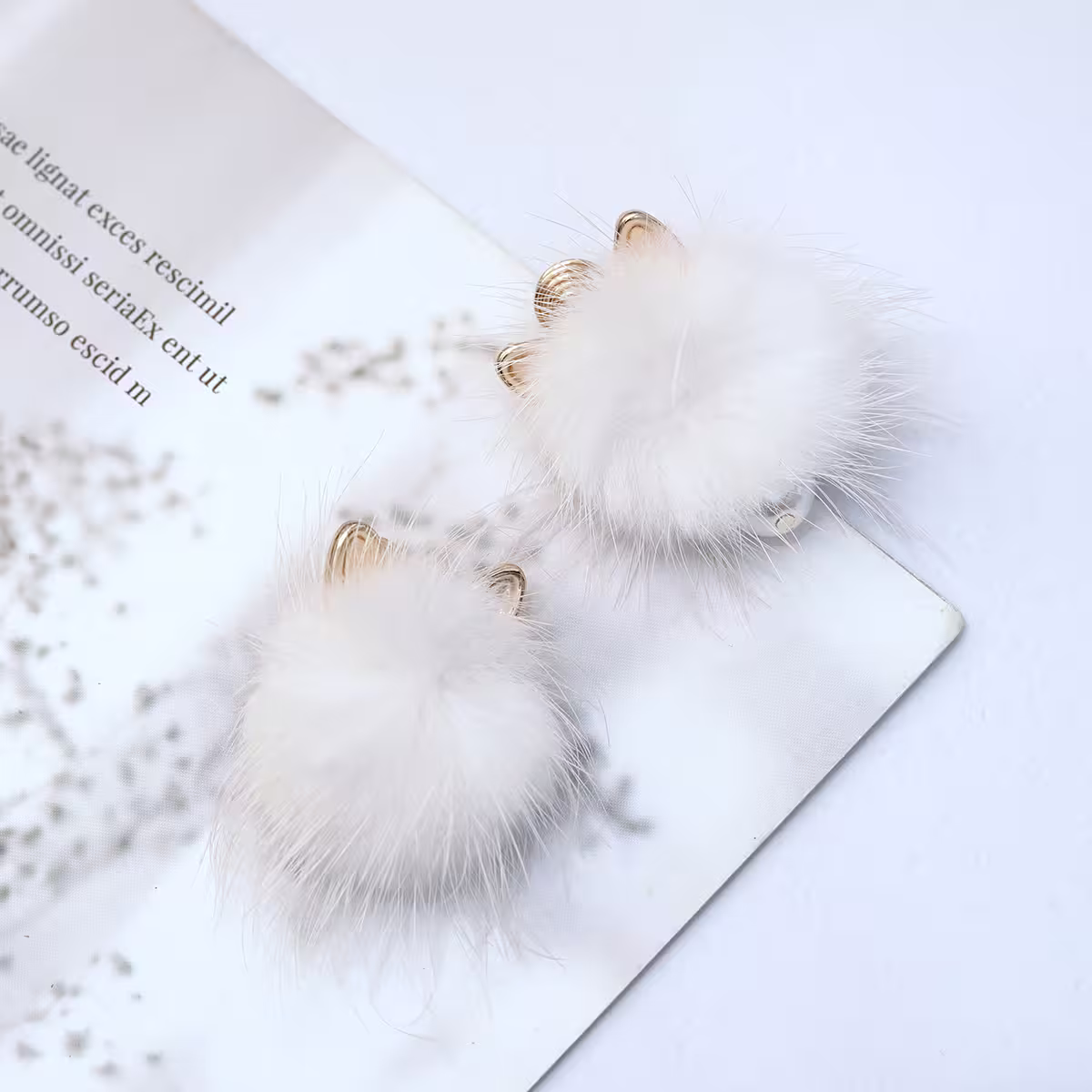 毛絨絨小白貓&times;蚊香盤U型耳夾-第2張