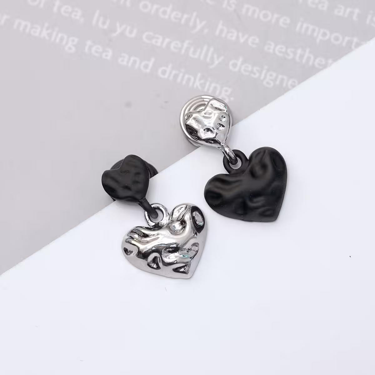 銀黑撞色愛心&times;不對稱蚊香盤U型耳夾-第1張