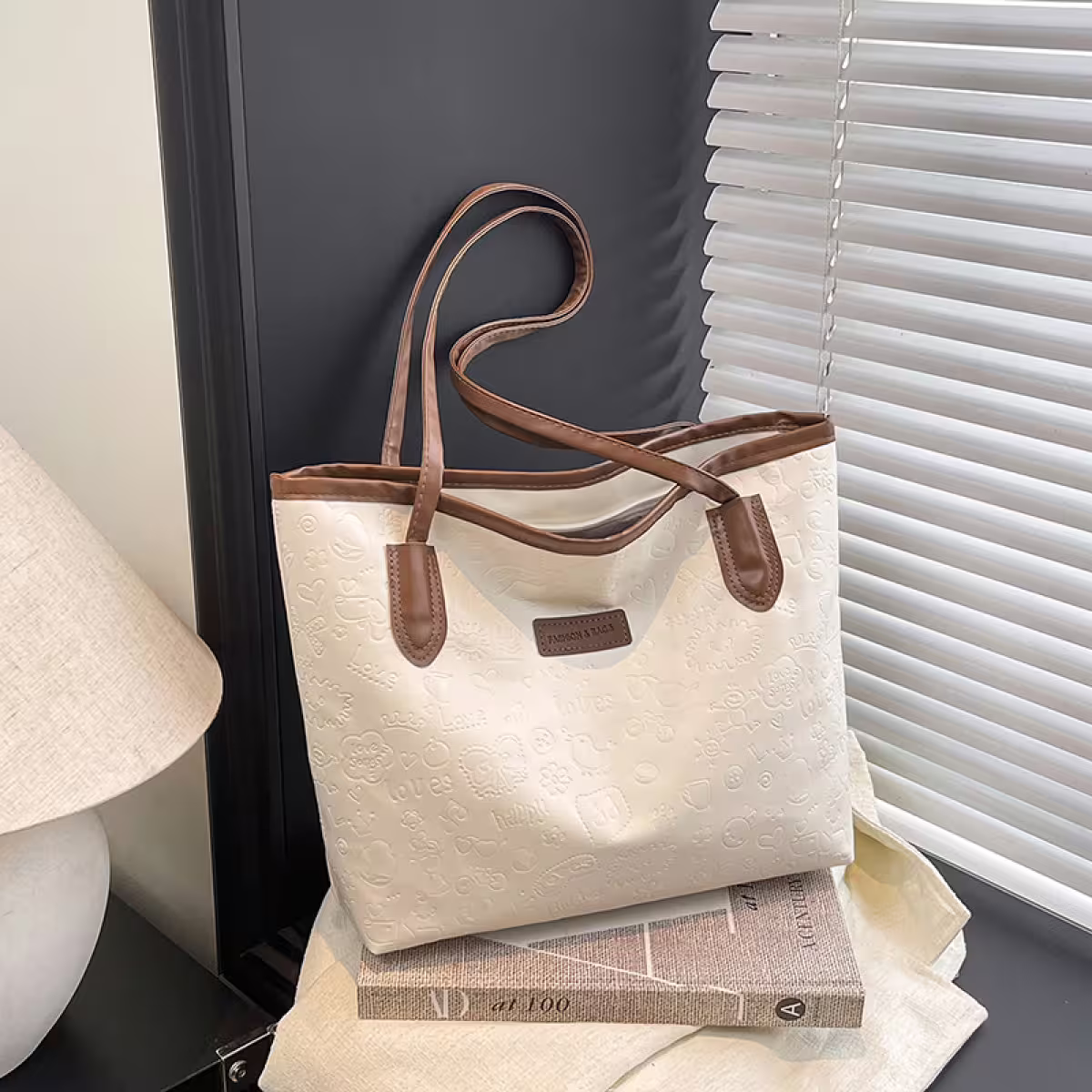 童趣壓紋包邊皮革&times;肩背包&times;棕咖-第1張