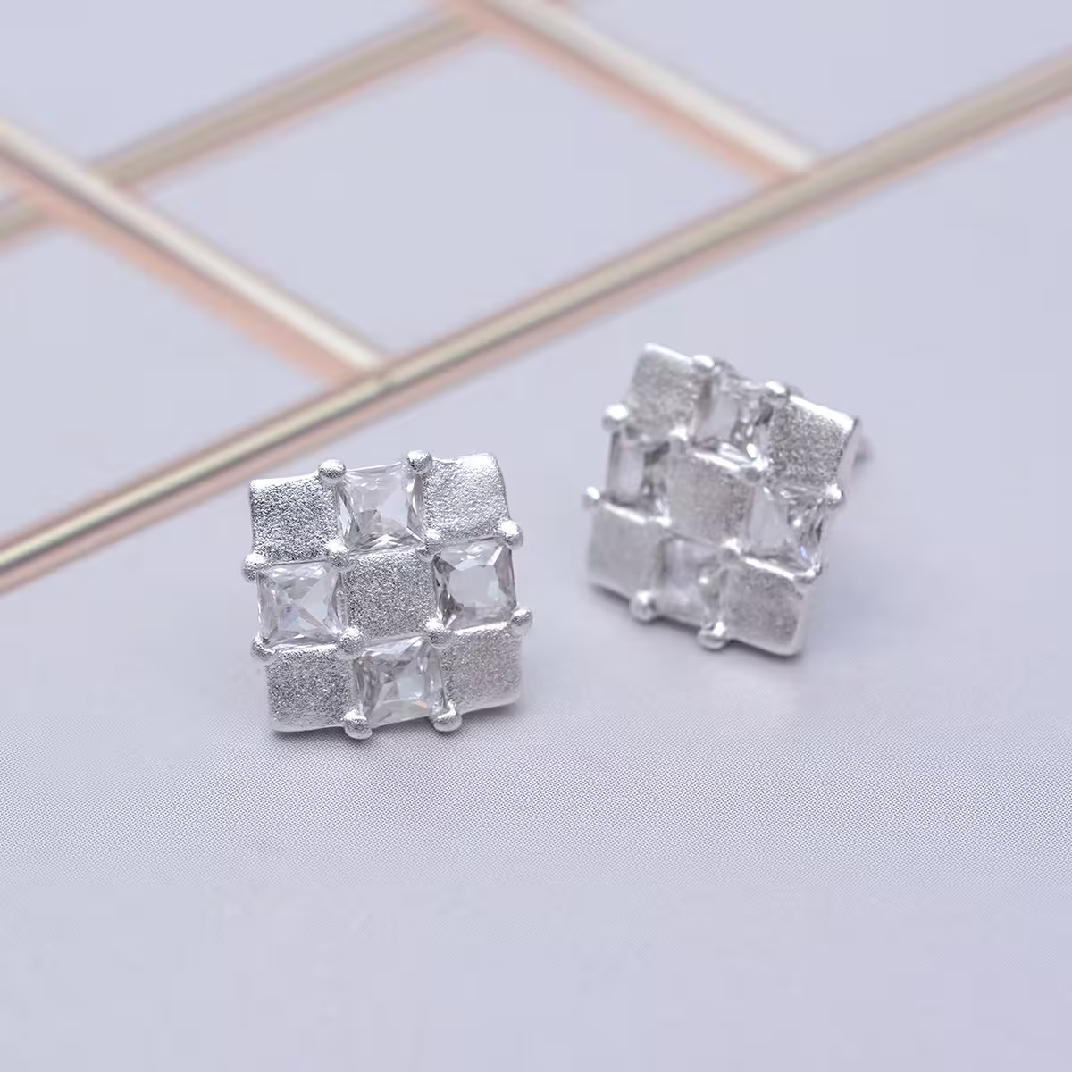 925銀針&times;棋盤晶鑽格紋&times;耳針-第1張