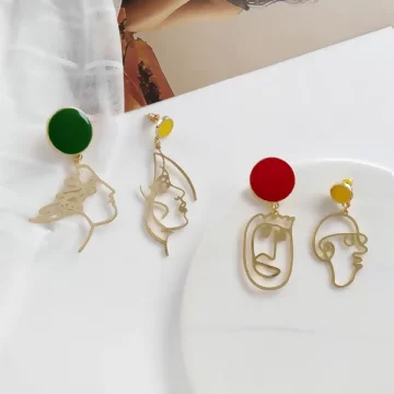 男人的臉撞色簡筆畫×不對稱吊墜耳環.avif
