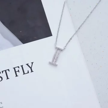 英文字母閃鑽×項鍊×I.avif