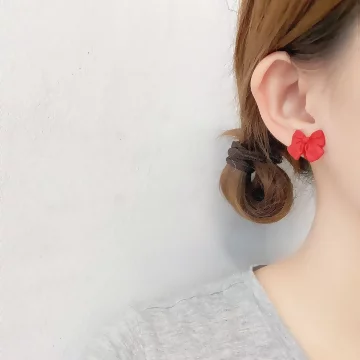 公主紅蝴蝶領結×三角耳夾.avif