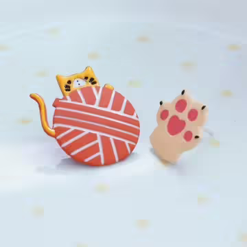 貓咪玩毛線球×不對稱吊墜耳環