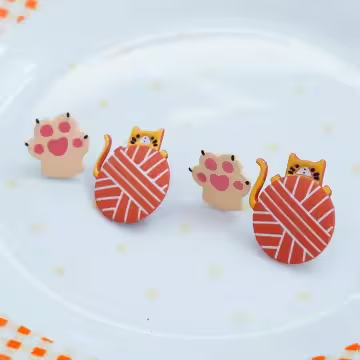 貓咪玩毛線球×不對稱吊墜耳環