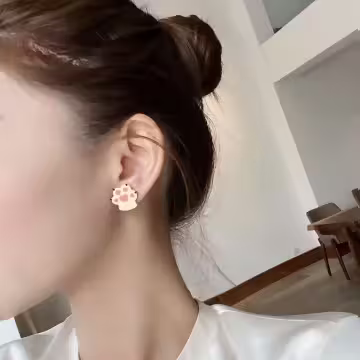 貓咪玩毛線球×不對稱吊墜耳環