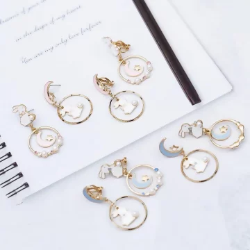 小兔彎月星空圓環×不對稱三角耳夾×共二色.avif