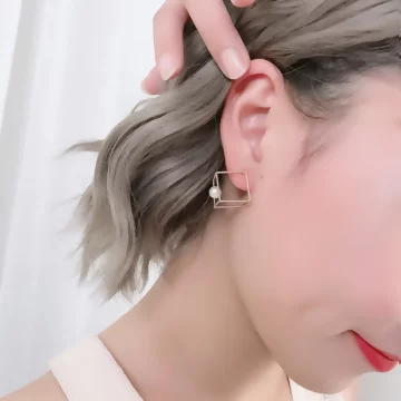 鏤空立方體珍珠×吊墜耳環.avif