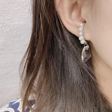 大C垂墜白水晶珍珠×吊墜耳環.avif