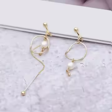 圓弧霧面珍珠×不對稱螺旋耳夾