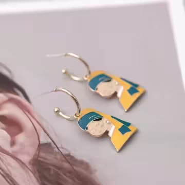 戴珍珠耳環的卡通少女×吊墜耳環