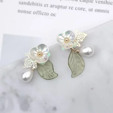 綠葉小白花水滴珍珠×吊墜耳環.avif
